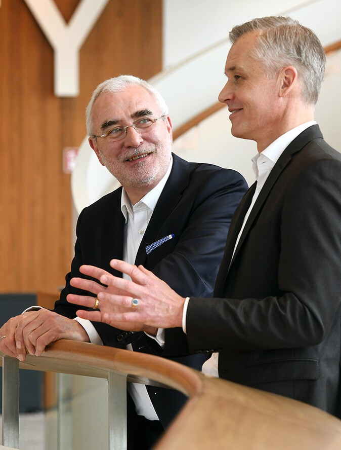 Ein Bild von Bernd Aufderheide (Vorsitzender der Geschäftsführung) und Uwe Fischer (Geschäftsführer) im Gespräch. Ein Bild von Bernd Aufderheide (Vorsitzender der Geschäftsführung) und Uwe Fischer (Geschäftsführer) im Gespräch.