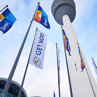 GET NORD - Flaggen und Fernsehturm am Eingang Mitte GET NORD - Flaggen und Fernsehturm am Eingang Mitte