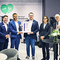 Project Director Danny Enwerem (2.v.l.) sowie Jurymitglieder bei der Verleihung des GET NORD Architekturaward Project Director Danny Enwerem (2.v.l.) sowie Jurymitglieder bei der Verleihung des GET NORD Architekturaward