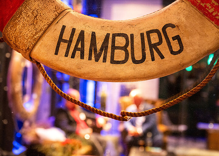Rettungsring mit "HAMBURG"-Schrift Rettungsring mit "HAMBURG"-Schrift