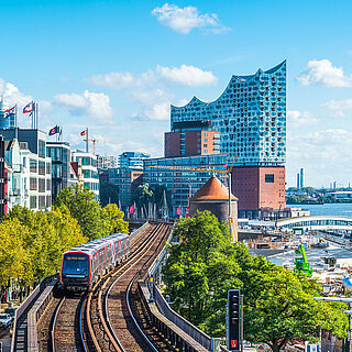 Hamburg-Impression: U-Bahn am Hafen mit Elbphilharmonie im Hintergrund Hamburg-Impression: U-Bahn am Hafen mit Elbphilharmonie im Hintergrund