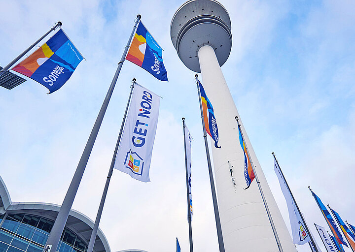 GET NORD - Flaggen und Fernsehturm am Eingang Mitte GET NORD - Flaggen und Fernsehturm am Eingang Mitte