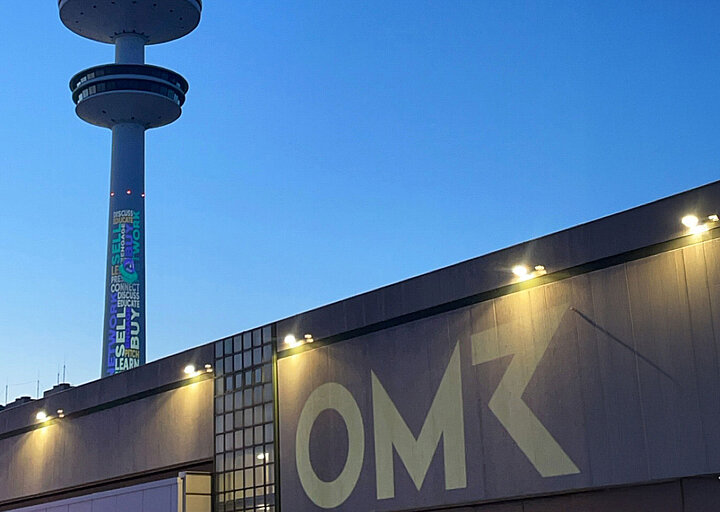 Fassade mit OMR-Schriftzug und Fernsehturm im Hintergrund Fassade mit OMR-Schriftzug und Fernsehturm im Hintergrund