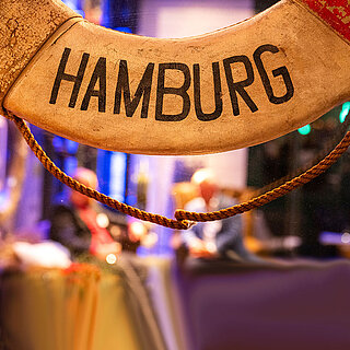 Rettungsring mit "HAMBURG"-Schrift Rettungsring mit "HAMBURG"-Schrift