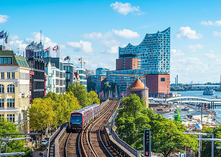 Hamburg-Impression: U-Bahn am Hafen mit Elbphilharmonie im Hintergrund Hamburg-Impression: U-Bahn am Hafen mit Elbphilharmonie im Hintergrund